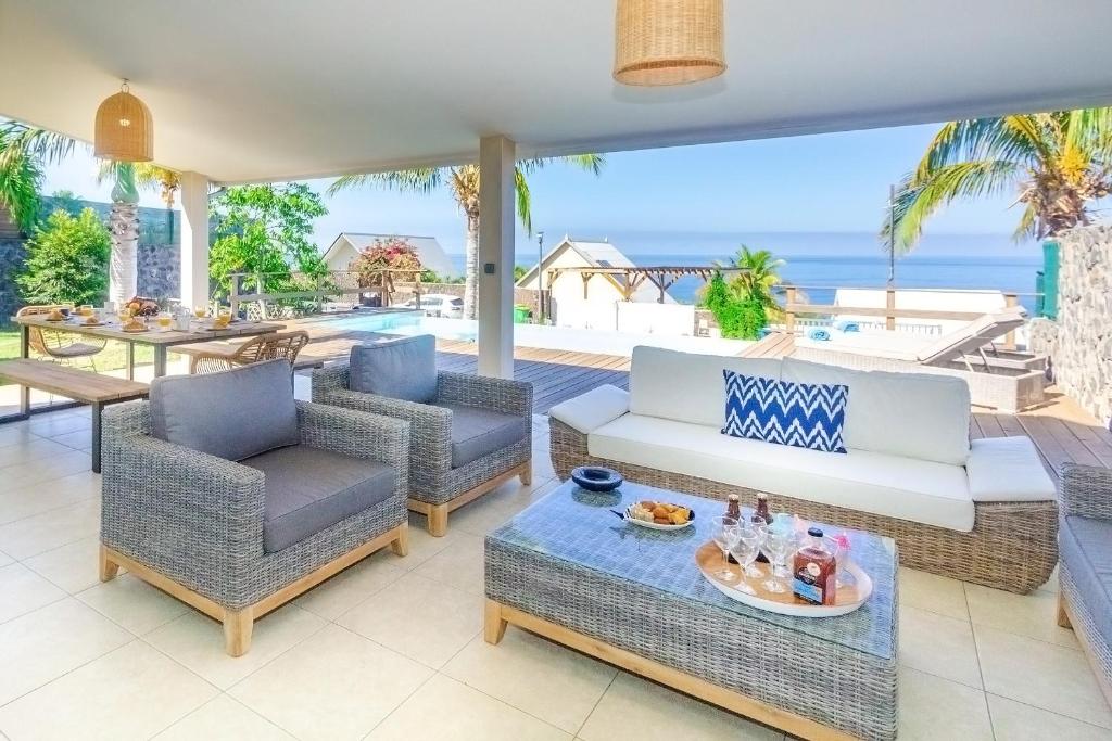 Salon extérieur avec vue mer