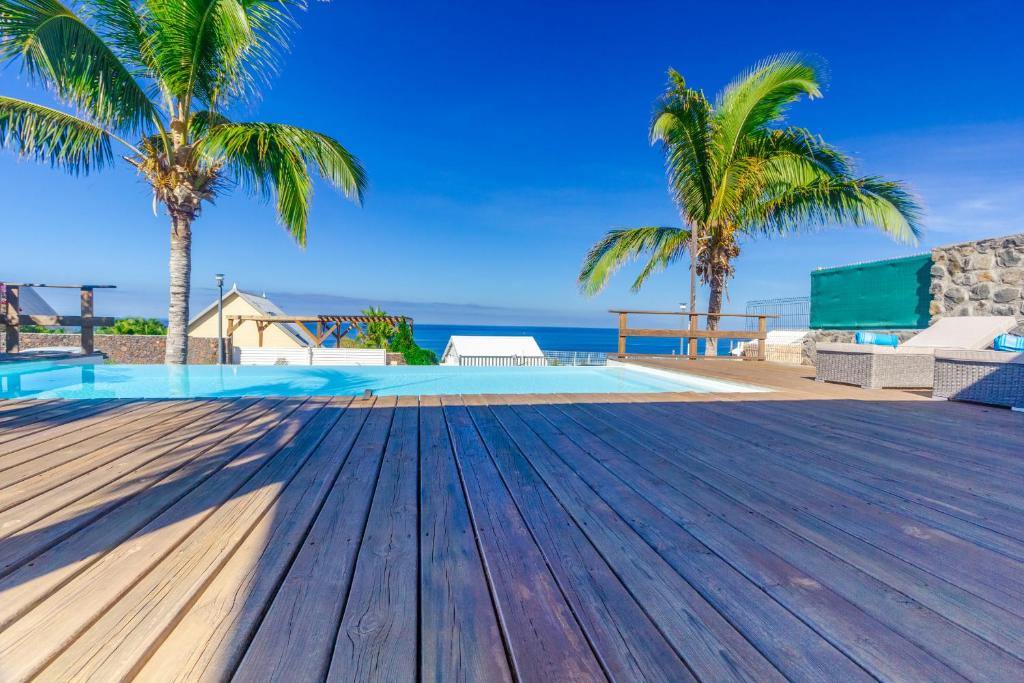 Terrasse au bord de la piscine